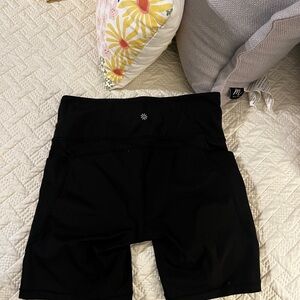 Athleta ultimate stash 7” short, Sz M